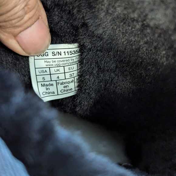 UGG CLASSIC SHORT II METALLIC BLACK SHEEPSKIN BOOT - Picture 5 of 5